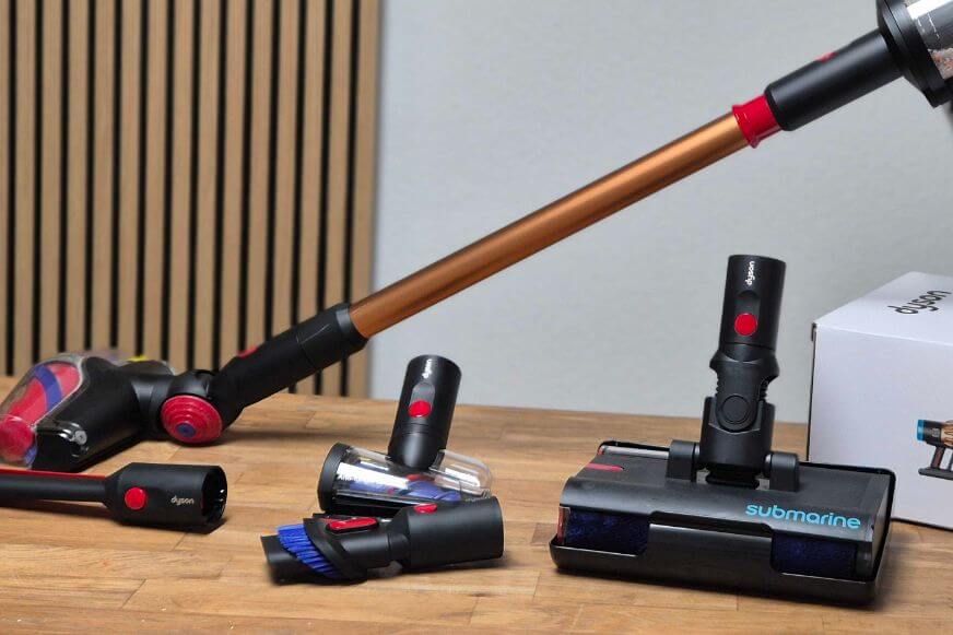 Verschiedene Düsen und Aufsätze des Dyson V16 Piston Animal im Test nebeneinander.